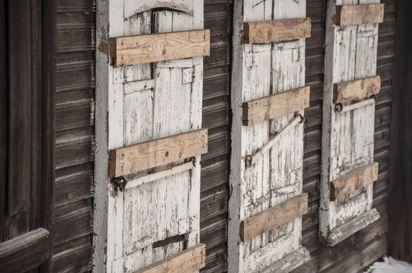 Staré dřevěné okno s okenicemi — Stock fotografie