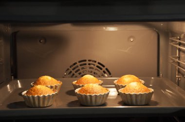 Lezzetli kekler fırında pişiyor.