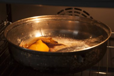 Fırında balık pişiriyorum.