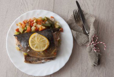 Masaya konmuş alabalık bifteği.