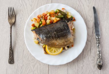 Masaya konmuş alabalık bifteği.