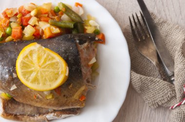 Masaya konmuş alabalık bifteği.