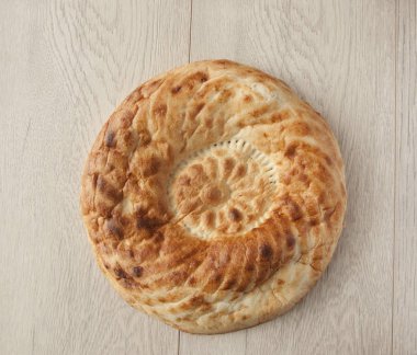 Taze pişmiş Tandoor Özbek ekmeğinin üst görüntüsü