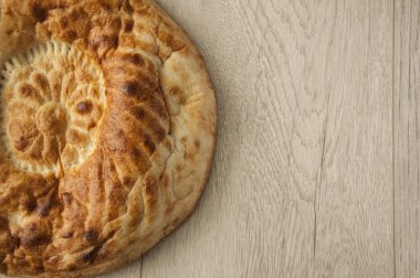 Taze pişmiş Tandoor Özbek ekmeğinin üst görüntüsü