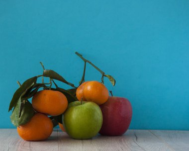 Taze elma ve yeşil yapraklı mandalina. İyileşme meyvesi