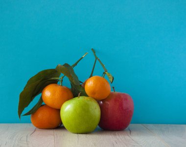 Taze elma ve yeşil yapraklı mandalina. İyileşme meyvesi