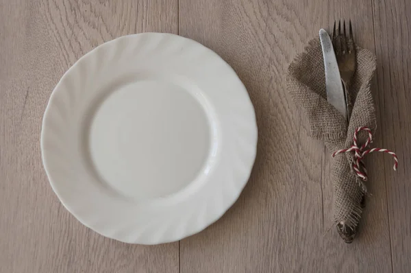 접시, 나이프와 포크 나무 배경 — 스톡 사진