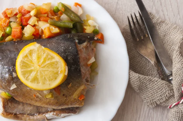 Masaya konmuş alabalık bifteği.