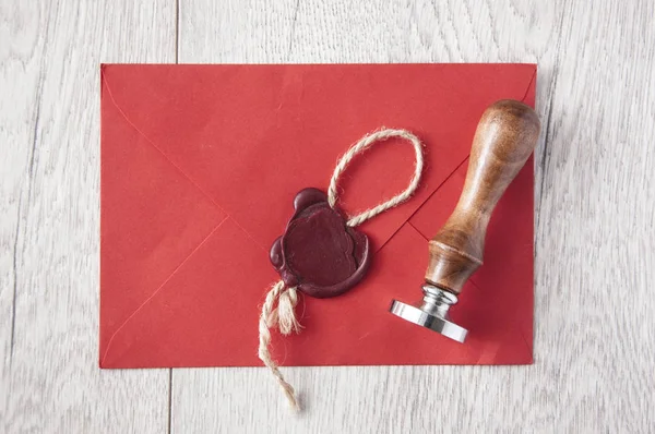 Vax tätning på vitt träbord med grov konsistens. Ovanifrån, snut — Stockfoto