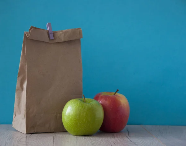 Iskolai ebéd. Barna papírzacskó és vegyes gyümölcs — Stock Fotó