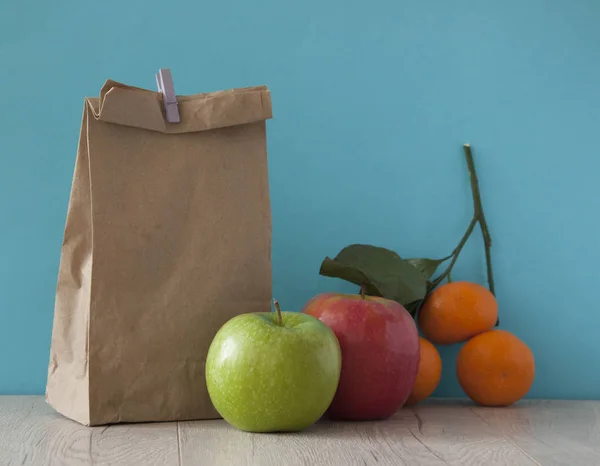 Skollunch. Brunt papper frukost väska och blandad frukt — Stockfoto