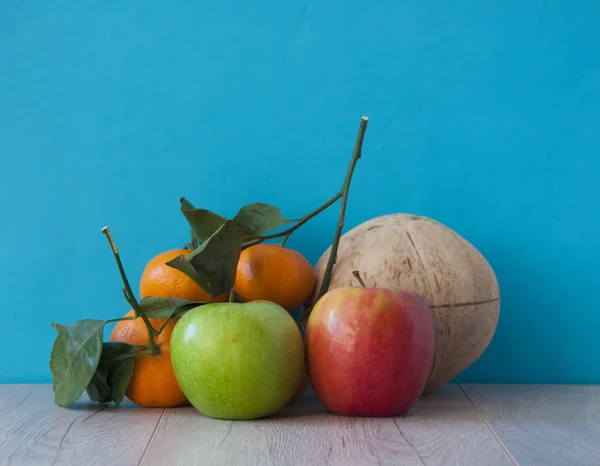 Vegyes gyümölcs: kókusz, friss alma és mandarin zöld levéllel — Stock Fotó