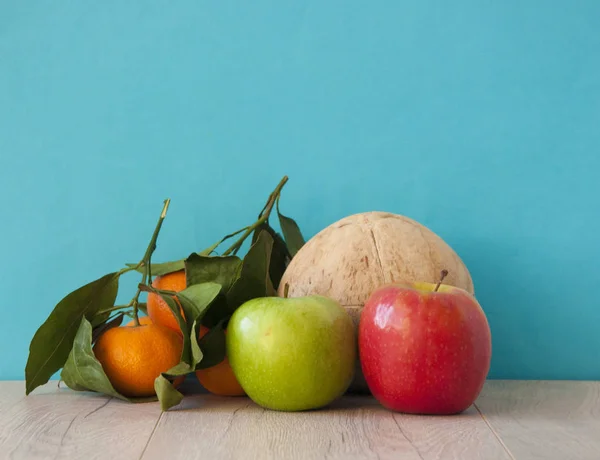 Mischobst: Kokosnuss, frische Äpfel und Mandarinen mit grünem Blatt — Stockfoto