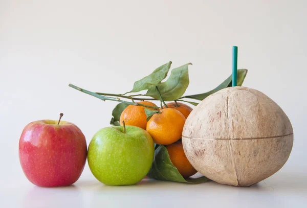 Mischobst: Kokosnuss, frische Äpfel und Mandarinen mit grünem Blatt — Stockfoto