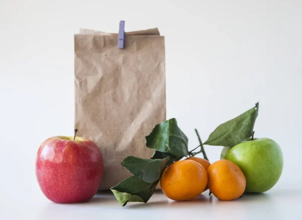 Okul yemeği. Kahverengi kağıt kahvaltı torbası ve karışık meyve. — Stok fotoğraf