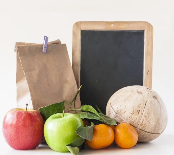 Школьный обед. Бумажный пакет для завтрака и смешанные фрукты — стоковое фото