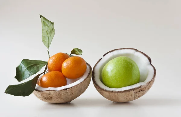 Mixed fruit: coconut, fresh apples and mandarins with green leaf — 스톡 사진