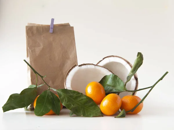 Schulessen. Frühstückstasche aus braunem Papier und gemischtes Obst — Stockfoto