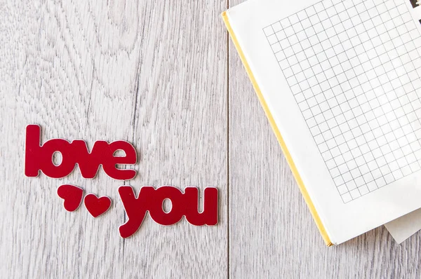 Ik hou van je achtergrond. "Ik hou van je". hart en noot met woorden " — Stockfoto
