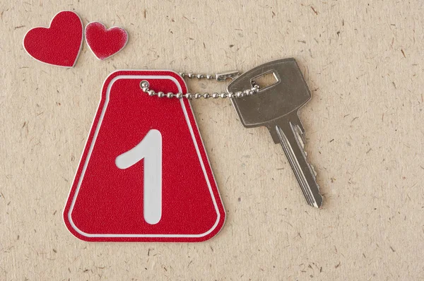 Bir numaralı odanın anahtarının bir kağıt üzerinde anahtarı olan yakın plan. — Stok fotoğraf