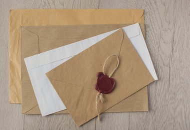 Tablo üzerindeki mühür ile mektup