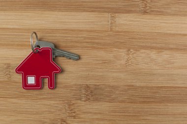 Geniş arkaplan üzerinde ev anahtarlığı olan anahtar