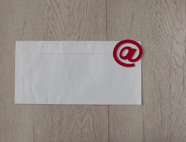 Símbolo de e-mail no sinal no fundo envelopes marrom — Fotografia de Stock