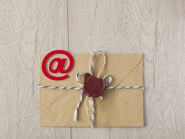Електронна пошта на знаку на коричневому тлі конвертів — стокове фото