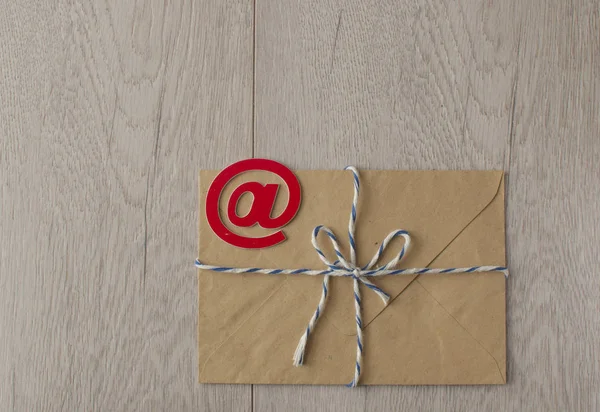 E-posta simbol kahverengi zarflar arka plan üzerinde işareti — Stok fotoğraf