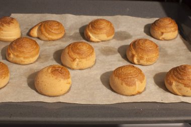 Fırından ev yapımı çörekler fırın tepsisinde.