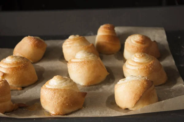 Zelfgemaakte broodjes uit de oven op een bakplaat — Stockfoto