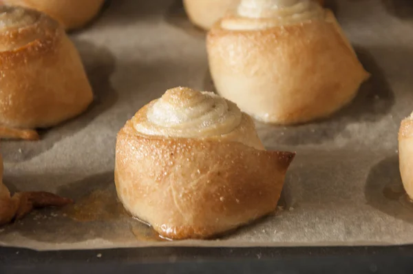 Hausgemachte Brötchen aus dem Ofen auf einem Backblech — Stockfoto