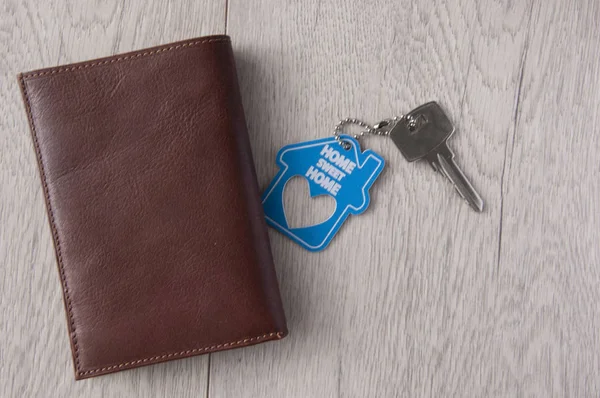 Plånbok och nyckel på trä bakgrund — Stockfoto