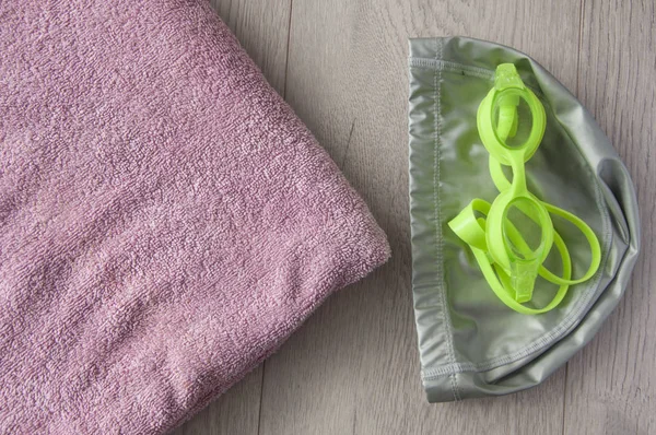 Attrezzatura da bagno: cuffia, asciugamano e occhiali da bagno — Foto Stock