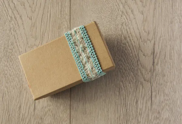Mockup kraft cajas de regalo con cinta sobre fondo de madera — Foto de Stock
