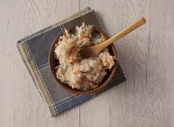 Tasse mit Sauerkraut auf Holztisch, Draufsicht — Stockfoto