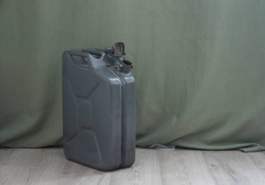 Benzin için metal teneke kutu. yakın plan.