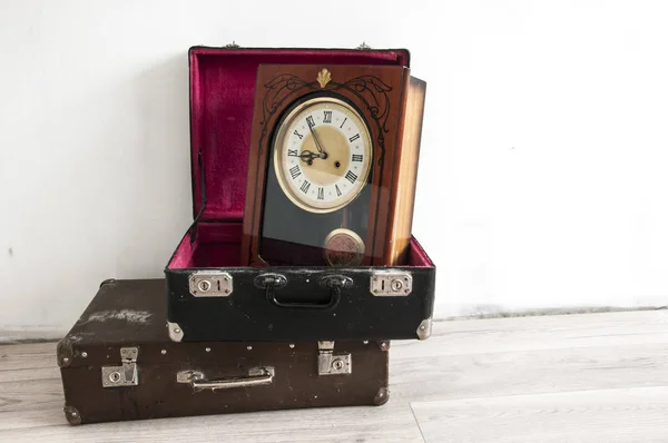 旅行概念。 复古复古挂钟和老式经典皮革 — 图库照片