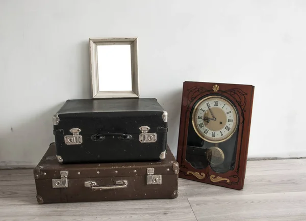 Travel concept. Vintage retro wall clock and old classic leather — Stock Photo, Image