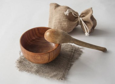 Kaşık ile boş kahverengi tahta plaka