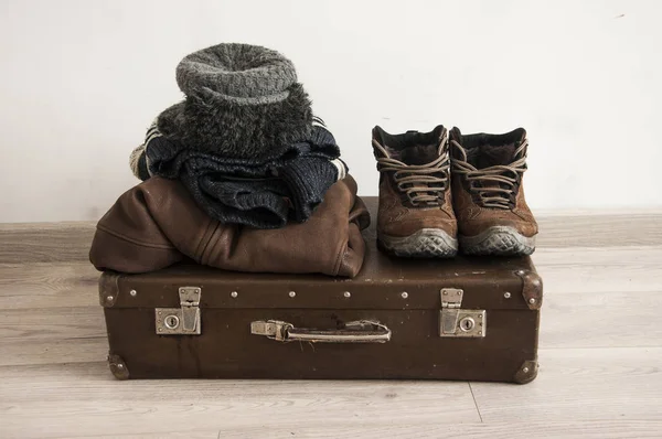 Mala vintage, chapéu de inverno, jaqueta de couro e botas sobre whit — Fotografia de Stock
