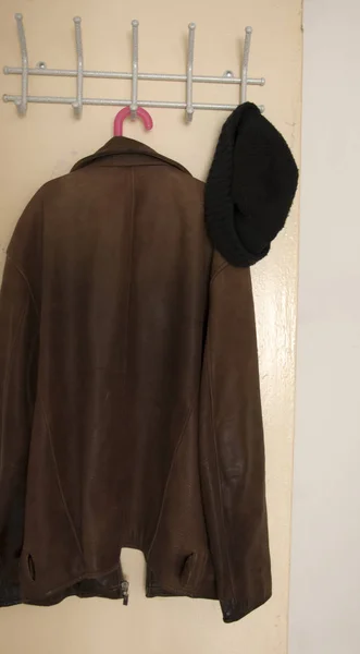 Tył brązowej skórzanej kurtki na wieszaku — Zdjęcie stockowe