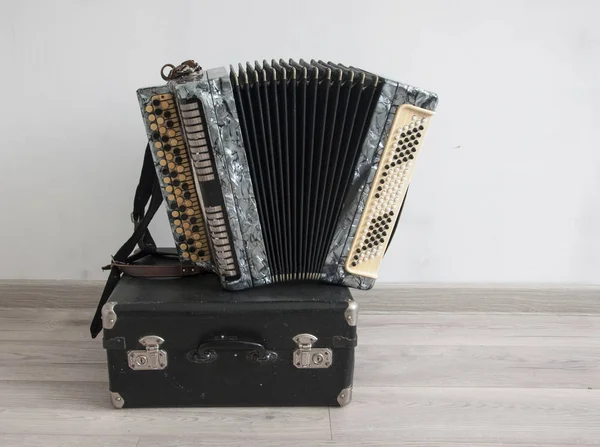 Старый музыкальный инструмент русский баян — стоковое фото