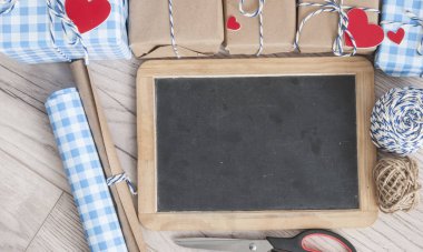 Sevgililer günü kartı. El yapımı hediye kutularıyla sevimli kompozisyon 