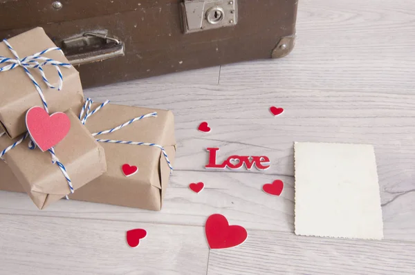 Valentine's Day background. Vintage suitcase with gift boxes and — 스톡 사진