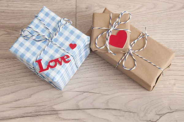 O cartão do Dia dos Namorados. Composição bonito com caixas de presente artesanal — Fotografia de Stock