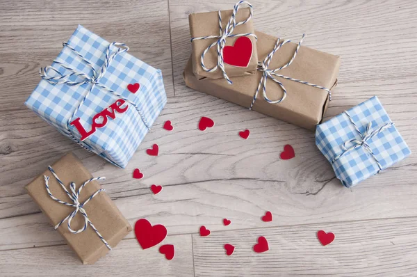 Tarjeta de San Valentín. Linda composición con cajas de regalo hechas a mano — Foto de Stock