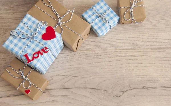 Tarjeta de San Valentín. Linda composición con cajas de regalo hechas a mano — Foto de Stock