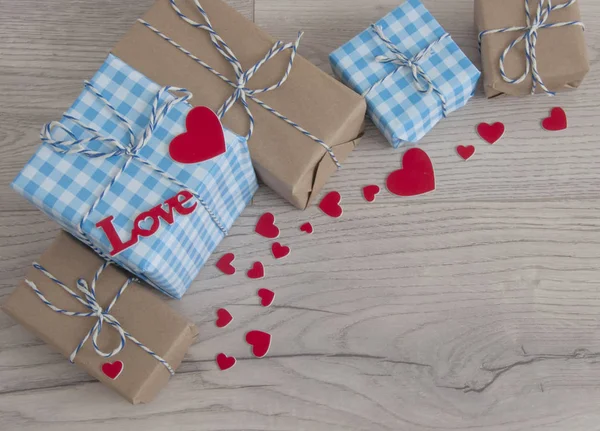O cartão do Dia dos Namorados. Composição bonito com caixas de presente artesanal — Fotografia de Stock