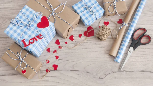 Carte de Saint-Valentin. Composition mignonne avec boîtes-cadeaux faites à la main — Photo